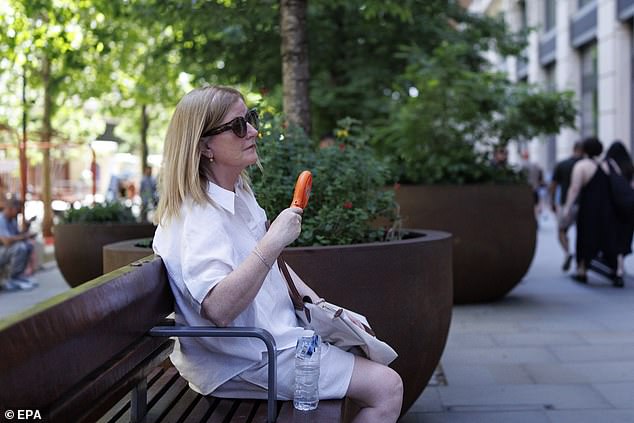 Professor Warns Cold Showers Trap Heat During UK Heatwave