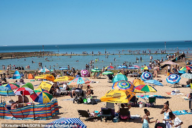 Experts warn freezing showers trap body heat during UK heatwave