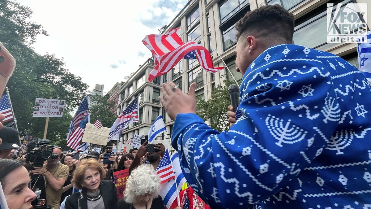 Hundreds protest Mamdani in Manhattan over alleged Jewish safety neglect